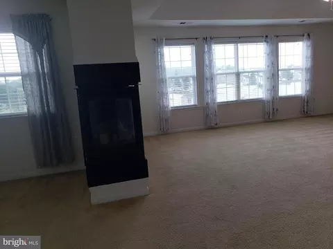 Living - 7406 White Plains Ln, Brandywine, MD 20613 photo 19 of 27