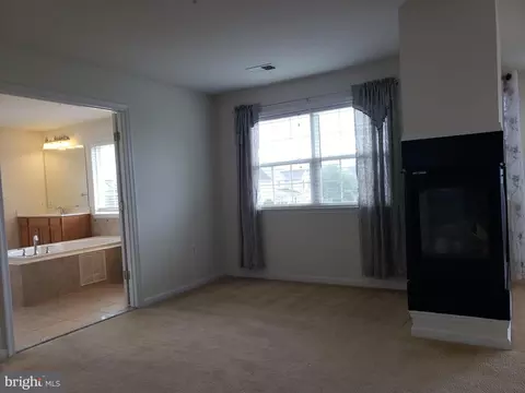 Living - 7406 White Plains Ln, Brandywine, MD 20613 photo 18 of 27