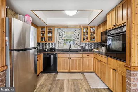 Kitchen - 15751 Pointer Ridge Dr, Bowie, MD 20716 photo 1 of 2