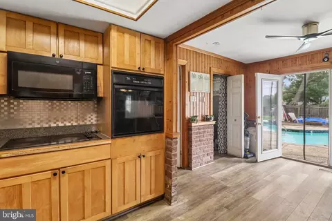 Entry Way - 15751 Pointer Ridge Dr, Bowie, MD 20716 photo 6 of 9