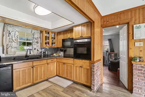 Kitchen - 15751 Pointer Ridge Dr, Bowie, MD 20716 photo 2 of 2