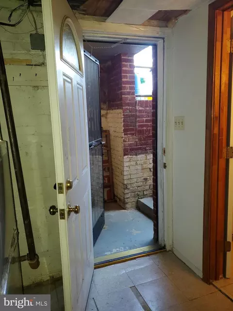 Entry Way - 8311 Navahoe Dr, Silver Spring, MD 20903 photo 7 of 8