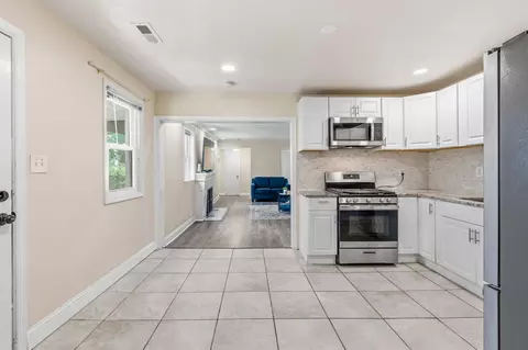 Entry Way - 1104 Clovis Ave, Capitol Heights, MD 20743 photo 2 of 3