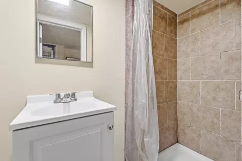Bath - 1104 Clovis Ave, Capitol Heights, MD 20743 photo 3 of 3
