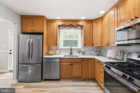 Kitchen - 5804 Spell Rd, Clinton, MD 20735 photo 4 of 5