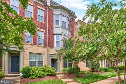 866 Regents Sq #336, Oxon Hill, MD 20745