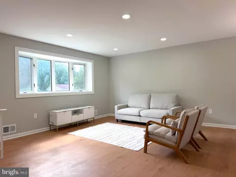 Living - 2402 Joseph Dr, Clinton, MD 20735 photo 2 of 6