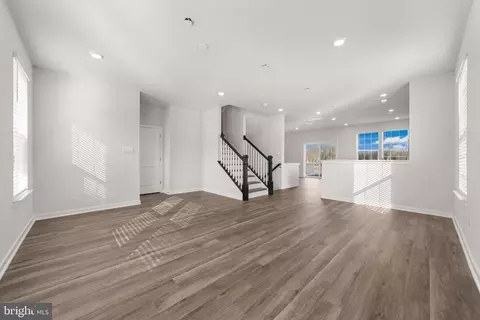 Living - 15000 Sapmoss Ln, Brandywine, MD 20613 photo 3 of 5