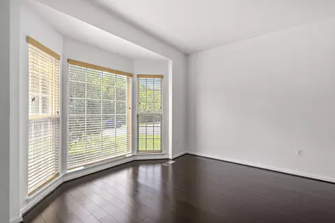 Living - 4304 Medallion Dr, Silver Spring, MD 20904 photo 2 of 8