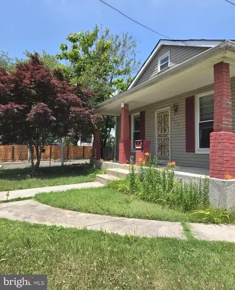 Exterior - 809 Eastern Ave, Fairmount Heights, MD 20743 photo 2 of 2