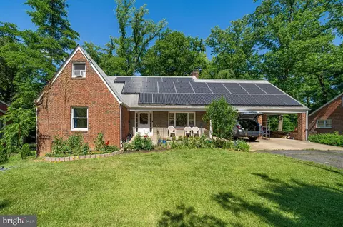 18 Lakeside Dr, Greenbelt, MD 20770