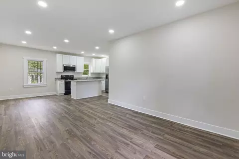 Living - 915 Eastern Ave NE, Capitol Heights, MD 20743 photo 2 of 4