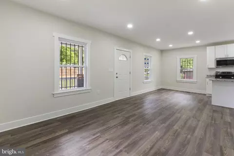 Living - 915 Eastern Ave NE, Capitol Heights, MD 20743 photo 3 of 4