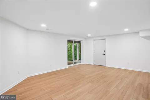 Living - 6300 Hickory Bnd, Clinton, MD 20735 photo 5 of 6