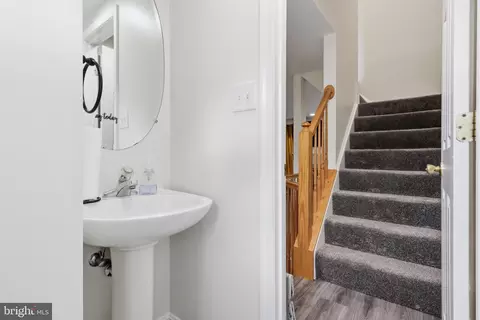 Entry Way - 4433 Cornwall Ct, Marlboro, MD 20772 photo 4 of 5