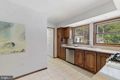 Kitchen - 15746 Pointer Ridge Dr, Bowie, MD 20716 photo 2 of 3