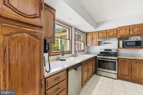 Kitchen - 15746 Pointer Ridge Dr, Bowie, MD 20716 photo 3 of 3