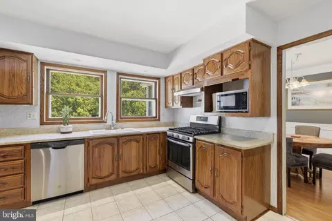 Kitchen - 15746 Pointer Ridge Dr, Bowie, MD 20716 photo 1 of 3