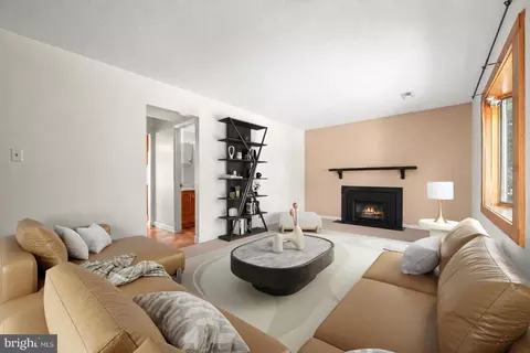 Living - 934 West St, Laurel, MD 20707 photo 3 of 5