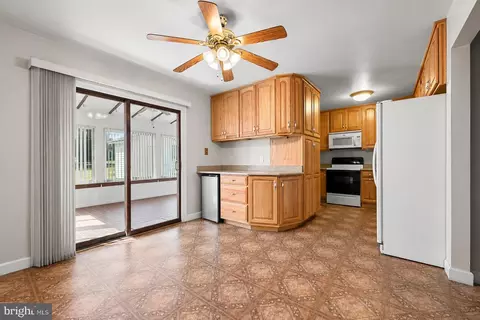 Entry Way - 934 West St, Laurel, MD 20707 photo 2 of 5