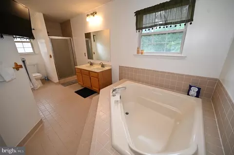 Bath - 5800 Bost, Clinton, MD 20735 photo 3 of 5
