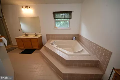 Bath - 5800 Bost, Clinton, MD 20735 photo 2 of 5