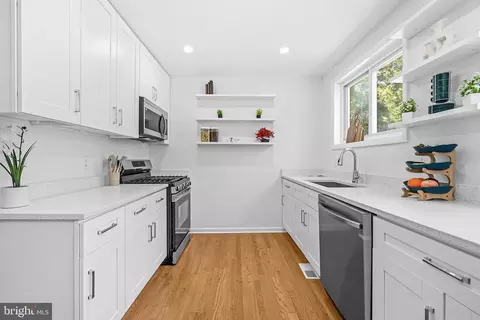 Kitchen - 8618 Lantern Ln, Clinton, MD 20735 photo 5 of 5