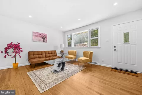 Living - 8618 Lantern Ln, Clinton, MD 20735 photo 3 of 4