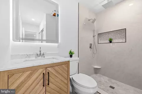 Bath - 8618 Lantern Ln, Clinton, MD 20735 photo 2 of 3