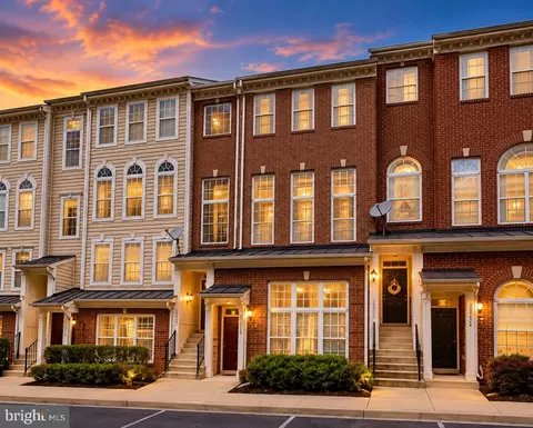 12250 Open View Ln #811, Marlboro, MD 20774