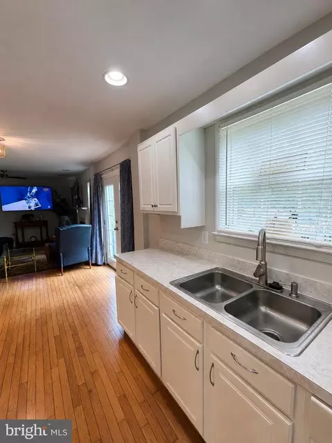 Kitchen - 15324 Brandywine Rd, Brandywine, MD 20613 photo 4 of 5