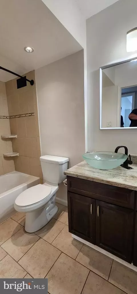 Bath - 1836 Metzerott Rd #1710, Adelphi, MD 20783 photo 1 of 3