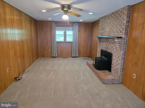 Living - 9101 Robinson St, Brandywine, MD 20613 photo 5 of 6
