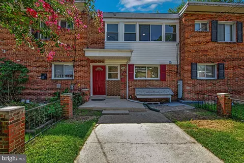 915 E Meadows Ct, Oxon Hill, MD 20745