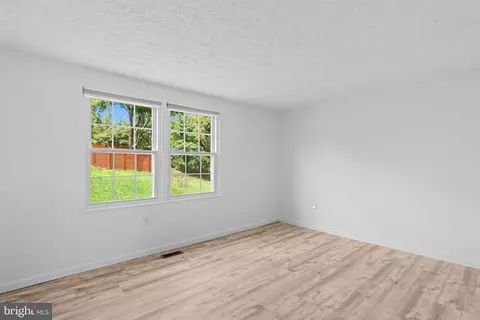 Living - 3500 Manis Rd, Clinton, MD 20735 photo 5 of 7