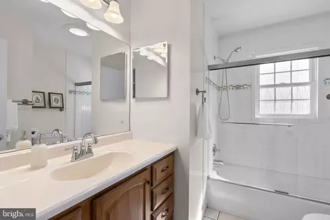 Bath - 1106 Beall Pl, Laurel, MD 20707 photo 1 of 2