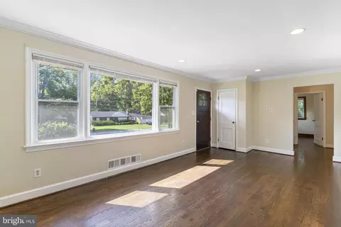 Living - 6004 Chris Mar Ave, Clinton, MD 20735 photo 2 of 5