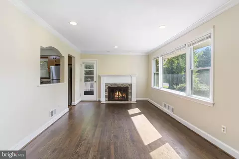 Living - 6004 Chris Mar Ave, Clinton, MD 20735 photo 4 of 5
