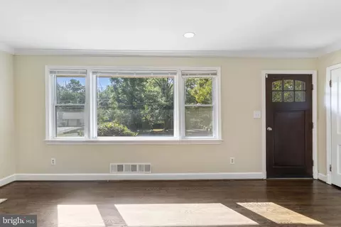 Living - 6004 Chris Mar Ave, Clinton, MD 20735 photo 3 of 5