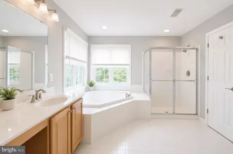 Bath - 10225 Everley Ter, Lanham, MD 20706 photo 4 of 4