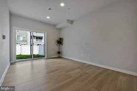 Living - 1030 High Point Trl, Laurel, MD 20707 photo 2 of 3