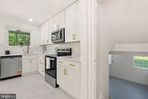Entry Way - 8509 Schultz Rd, Clinton, MD 20735 photo 2 of 11