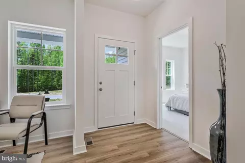 Entry Way - 5514 Glen Ave, Lanham, MD 20706 photo 3 of 16
