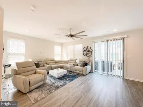 Living - 7012 Gladebrook Rd, Brandywine, MD 20613 photo 4 of 6