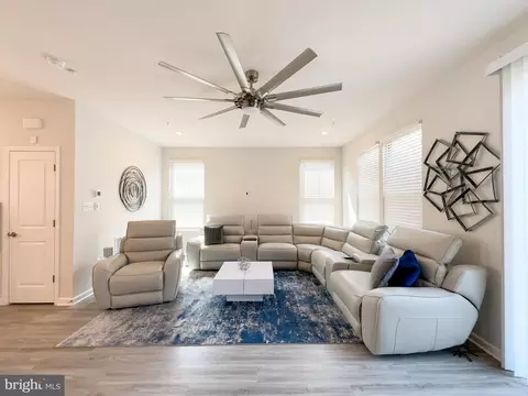 Living - 7012 Gladebrook Rd, Brandywine, MD 20613 photo 3 of 6