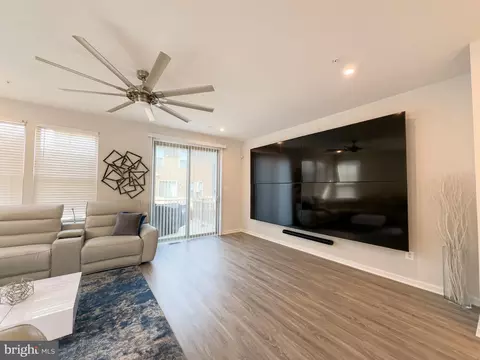 Living - 7012 Gladebrook Rd, Brandywine, MD 20613 photo 5 of 6