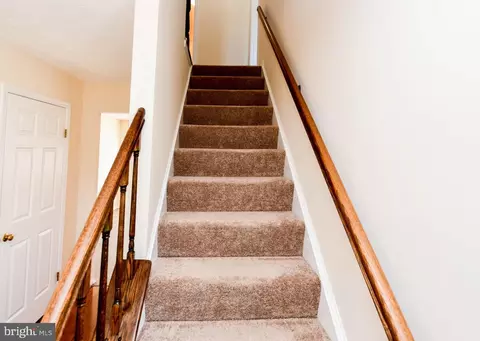Entry Way - 2102 Crepe Ct, Bowie, MD 20721 photo 2 of 4