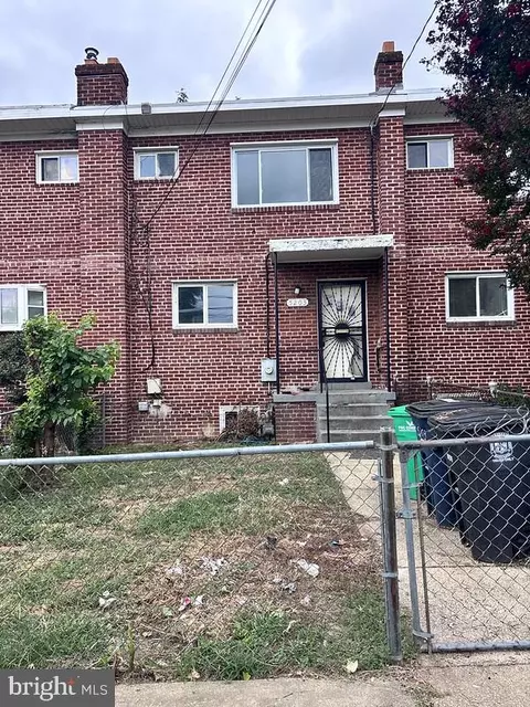 5203 Deal Dr, Oxon Hill, MD 20745