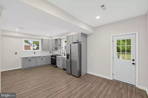 Entry Way - 339 Laurel Ave, Laurel, MD 20707 photo 8 of 11