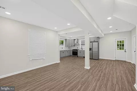 Entry Way - 339 Laurel Ave, Laurel, MD 20707 photo 10 of 11